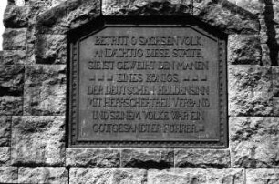 Freital, Windberg : König-Albert-Denkmal auf dem Windberg. Inschrifttafel