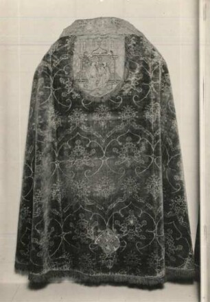 Pluviale mit Marienkrönung, Granatapfelmuster und Wappen des Domprobstes von Gherwen