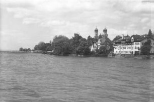 Friedrichshafen (Bodenseekreis). Blick vom Bodensee nach Westen auf die Uferzone der Stadt mit Schloßkirche