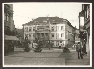 Rathaus und Marktplatz mit Weihnachtsdekoration. Detmold