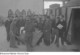 Ausladen chinesischen Messegutes aus einem Waggon