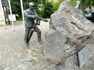 (Evangelische Kirche) - Ortsgeschichte-Bergbau (seit dem 13 Jhd dokumentiert)-Denkmal mit Bergarbeiter des 20 Jhd_02
