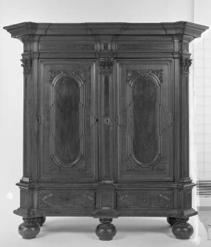 Schrank aus Eichenholz, mit Nussholz furniert