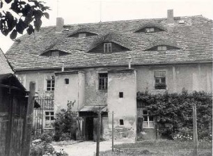 Glockengießerei in Kleinwelka : Handwerkstechniken - Glockengießerei und Glocken. Ort: Mały Wjelkow / Kleinwelka. Zinzendorfstraße, Hofansicht des Hauses Gruhl (Glockengießerei). Vgl. Lětopis C 5 (1961/62).