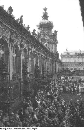 Dresden, Zwinger. Veranstaltung der Volkssolidarität im Zwingerhof, um 1957