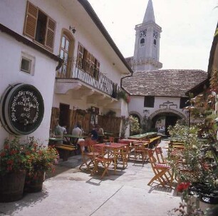 Österreich. Rust. Innenhof einer "Buschenschänke"