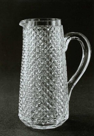 Krug mit Steineldekor