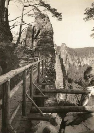 Elbsandsteingebirge. Burg Neurathen, Blick auf den 1934 wieder errichteten Wehr oder Umgang