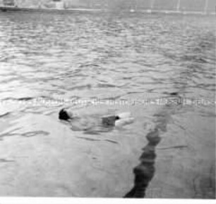 Verwundete im Lazarett bei Schwimmübungen
