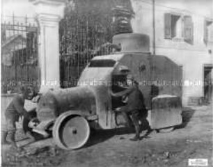 Italienische Kriegsgefangene mit Panzerauto