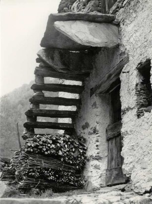 Altes Steinhaus im Hinterland des Tessins, Detail einer Treppe