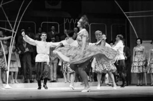 Szenenbilder aus "Messeschlager Gisela", Operette von Gerd Natschinski. Metropol-Theater Berlin, Oktober 1960
