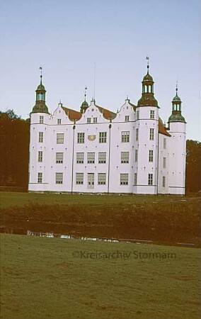 Gartenseite, mit Wiese davor