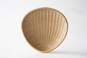 Nr. 6 Muschelartige Schale (Werkbundkiste Nützliches Flechtwerk, Schale)