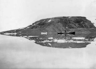 Eisbrecher Malygin : Russland, Franz-Joseph-Land, Eisbrecher Malygin in der Stillen Bucht der Hooker-Insel im Jahr 1931.