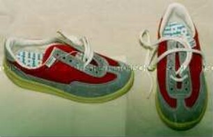 Sportschuhe im Originalkarton (Paar)