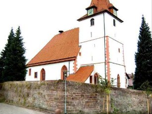 Ansicht von Südosten mit Kirche (Kirchturm als Chorturm mit Schlitzscharten) sowie (einst festem) Langhaus über Kirchhofmauer