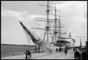 Gdingen, Gdynia: Straße [Dreimaster am Hafen]