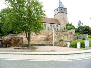 Ansicht von Süden mit Kirche (Gotische Gründung 14 Jhd) über Kirchhofmauer (Wehrgang mit Schießscharten abgetragen) von Ortsseite in Übersicht