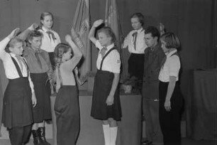 Aufnahme von Schülerinnen und Schülern einer Schule in Berlin-Köpenick in die Pionierorganisation / Verleihung der Thälmann-Pionier Halstücher