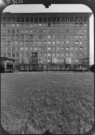Dresden-Altstadt, Gerhart-Hauptmann-Straße 1. Bürogebäude (1958-1960; A. Gottfried, G. Wolf und Kollektiv). Eingangsseite (Teilansicht)