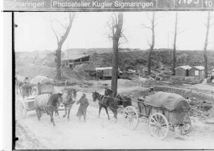 Barackenlager mit Pferdewagen im Vordergrund