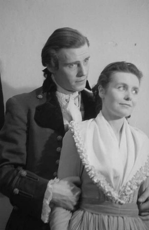 Szenenbilder aus dem Trauerspiel "Miss Sara Sampson" von Gotthold Ephraim Lessing im Theater am Schiffbauerdamm Berlin : Szene mit Thea Kämer als Sara Sampson (links) und Max Eckard als Mellefont