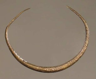 Einfacher Armring aus zum Ende hin dünner werdendem Draht, Spitzen abgebrochen