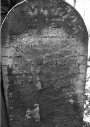 Grabstein 332 (Index: 100115813) Material: Sandstein Zustand: stark verwittert mit fast völligem Textverlust Maße HxBxT: 81x44x10 cm Beschreibung: Stele mit Rundbogenabschluß Symbolik: Ranken: Grabstein 332A