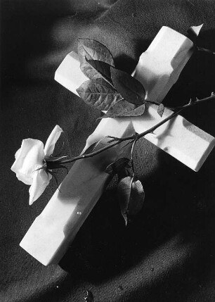 Kreuz mit Rosen