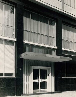 Wohn- und Geschäftshaus Rankestraße 13, Berlin-Charlottenburg: Ansicht Eingang