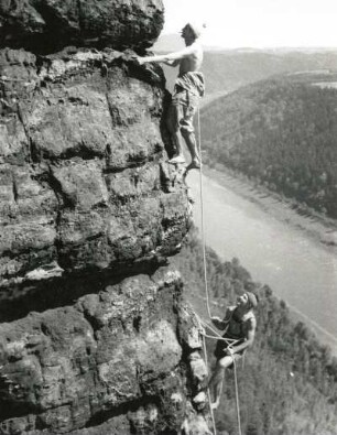 Sächsische Schweiz. Schrammsteine, Vorderer Torstein. Seilschaft G. Walpert / W. Müller am Erkerweg (VIIa)