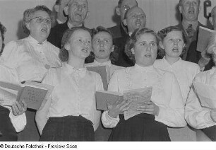 Der Chor des VEB Eilenburger Celluloid-Werk mit dem Liederbuch "Reicht Euch die Hände" Bezirksausscheid der Volkskunstgruppen 1954