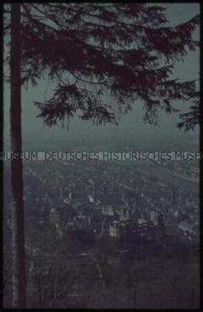 Blick auf eine Stadt an einem Fluss