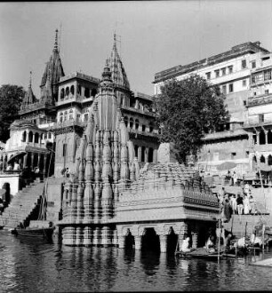 Varanasi. Tempelanlage am Ufer des Ganges
