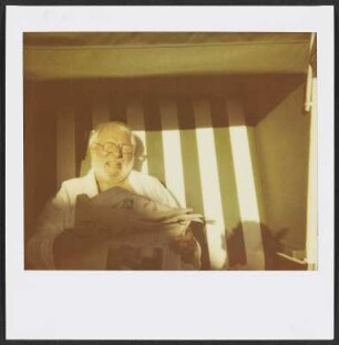 Wolfram Siebeck liest in einem Strandkorb Zeitung