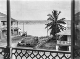 Blick vom Balkon : Blick vom Balkon auf den Parkplatz, dahinter Gewässer