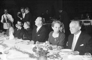 Freiburg: Stadthalle; am Tisch von links nach rechts: Frau Dichtel; Innenminister Schröder; Schäufele; Kiesinger; Miss Emmet, Member of Parliament; Furler