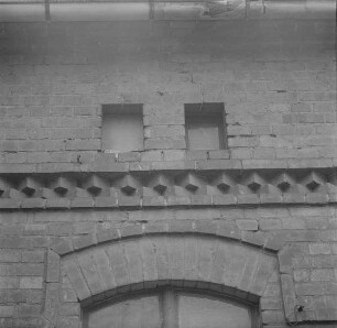 Gehöft (ehemalige Dampfbäckerei). Wohnhaus (Fassadendetail mit Gesims)