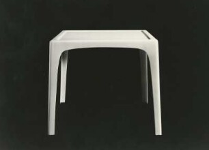 Quadratischer Tisch in Vollkunststoff von Konrad Schäfer