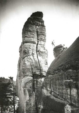 Sächsische Schweiz, Rathener Gebiet. Lokomotive. Seilschaft Oswald Kunis beim Sprung von der Esse zur Pfeife