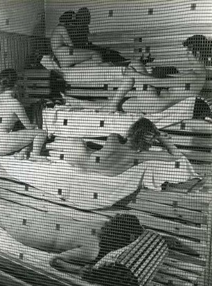 Hamburg. Werbefotografie für einen Prospekt der Hamburger Wasserwerke GmbH. Frauen in einer Sauna. Fotobearbeitung mit Netzstruktur