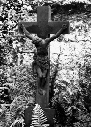 Kruzifix-Grabmal : Kruzifix-Grabmal. Sandstein (um 1900). Dresden-Friedrichstadt, Neuer (Äußerer) Katholischer Friedhof