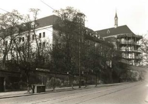 Prag-Neustadt (Praha-Novo Mesto). Emmauskloster und Kirche im Wiederaufbau (1945 zerstört). Straßenansicht