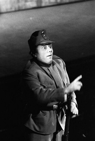 Szenenbilder aus "Der brave Soldat Schwejk", Oper von Robert Kurka nach Jaroslav Hašek mit Libretto von Abel Meeropol (Lewis Allan). Komische Oper Berlin, 05.03.1960 (Erstaufführung 06.03.1960) : Mit Werner Enders als Schwejk