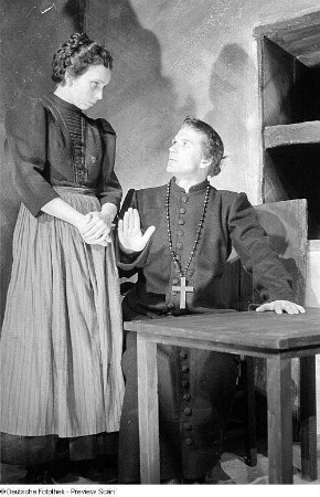 Szenenbilder aus dem Stück "Die Gewehre der Frau Carrar" von Bertolt Brecht am Hebbel-Theater Berlin