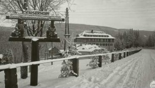 Bärenfels (Altenberg-Bärenfels). Blick über eine Straße mit Wegweiser zum Kurhaus Kaiserhof