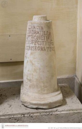 Cippus mit Grabinschrift "LARCIA // QVADRATILLA..."