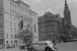 Das Ring-Messehaus links und die Evangelisch-reformierte Kirche rechts