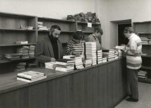 Dresden-Neustadt, Marienallee 12. Sächsische Landesbibliothek. Fachreferenten beim Signieren der Bücher in der Schlußstelle